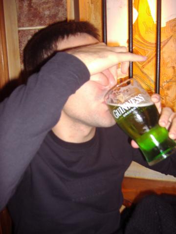 Puja beve una birra verde