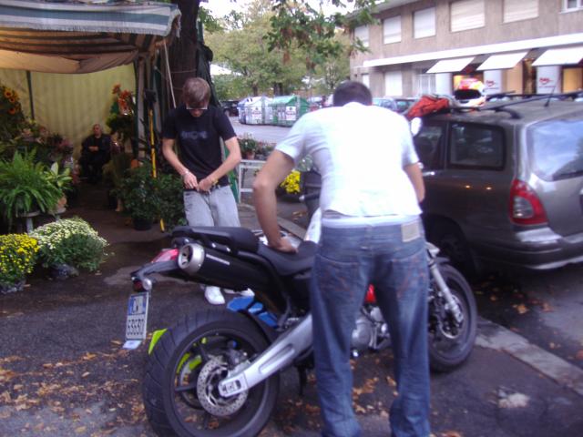 Ciubo e Fulvio lavano la moto