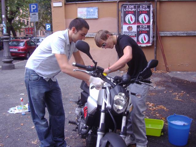 Ciubo e Fulvio lavano la moto